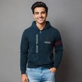 Sudadera polar para hombre, bordada con manga larga, bolsas frontales y cierre.