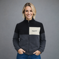 Sudadera polar para Mujer bordada, con manga larga y Cuello Alto. bolsas frontales y cierre.