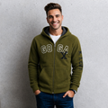 Sudadera polar para hombre, bordada con manga larga, bolsas frontales y cierre.