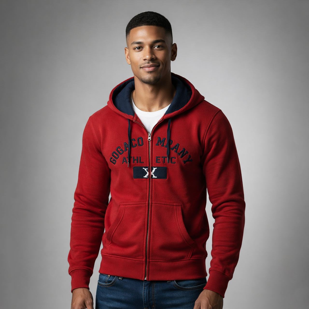 Sudadera polar para hombre, bordada con manga larga, bolsas frontales y cierre.
