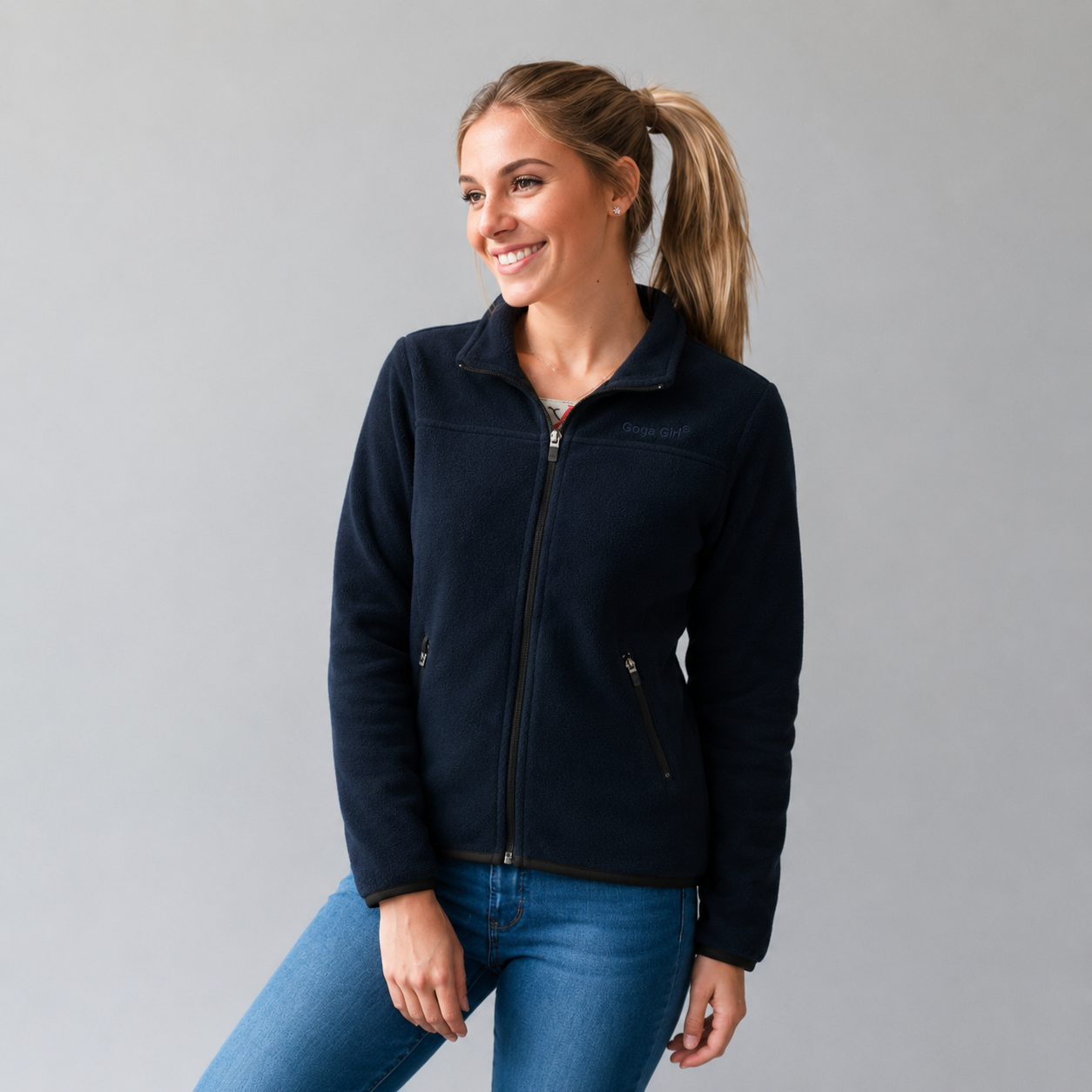 Sudadera polar para Mujer bordada Cuello alto con manga larga. bolsas frontales y cierre.