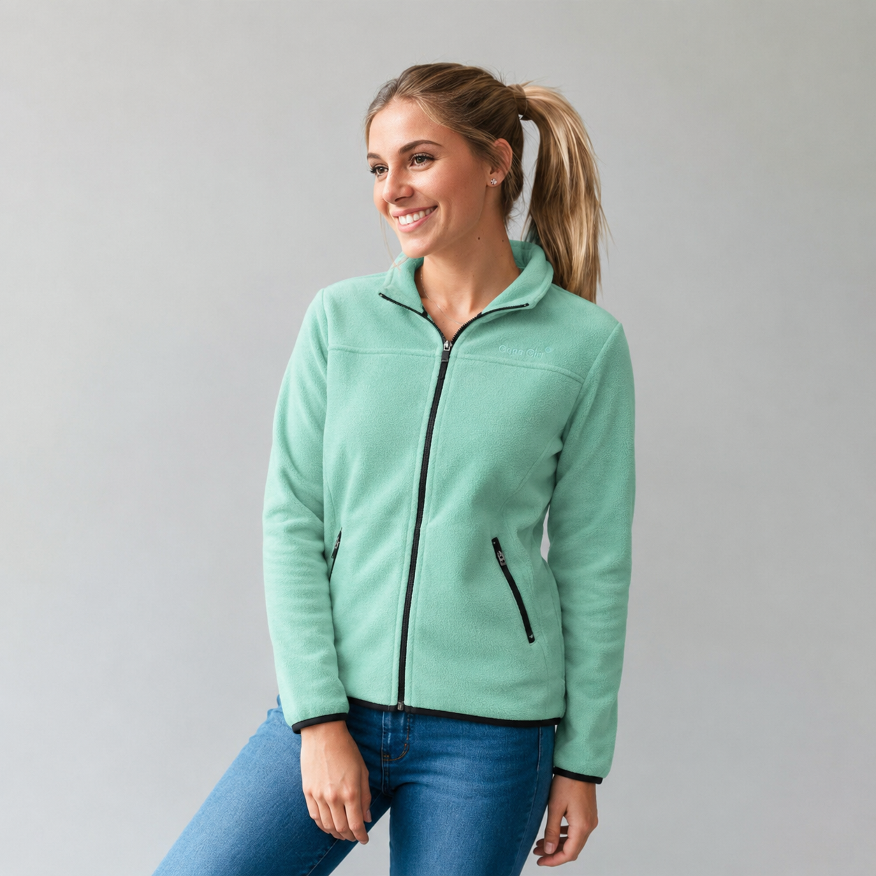 Sudadera polar para Mujer bordada Cuello alto con manga larga. bolsas frontales y cierre.