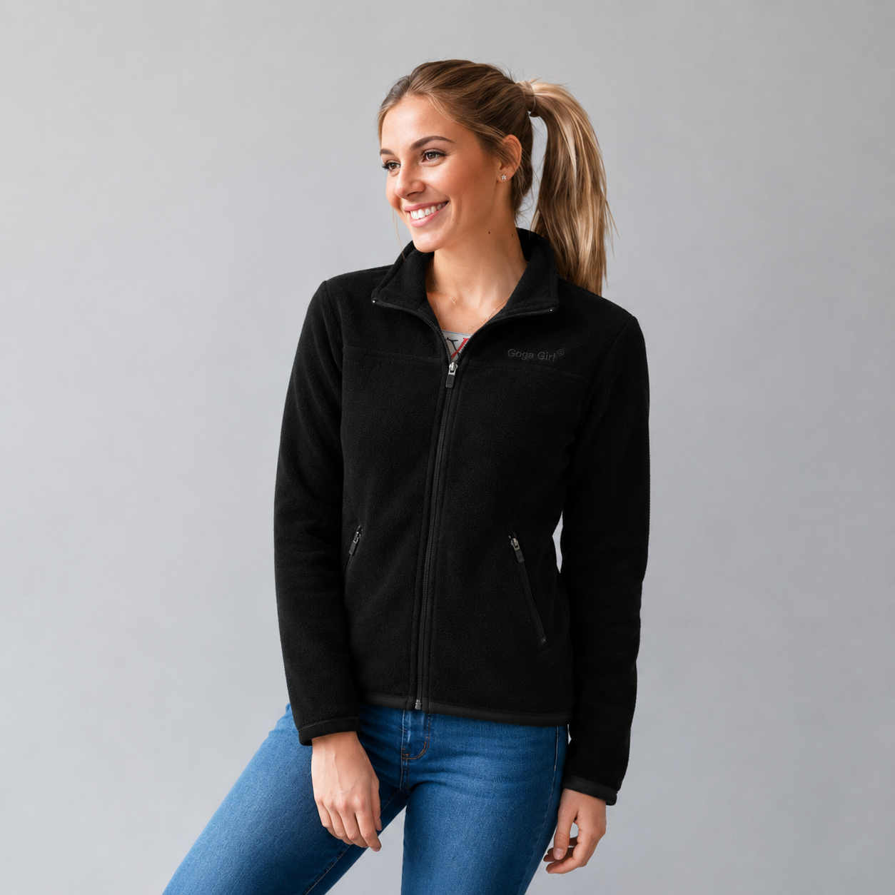 Sudadera polar para Mujer bordada Cuello alto con manga larga. bolsas frontales y cierre.