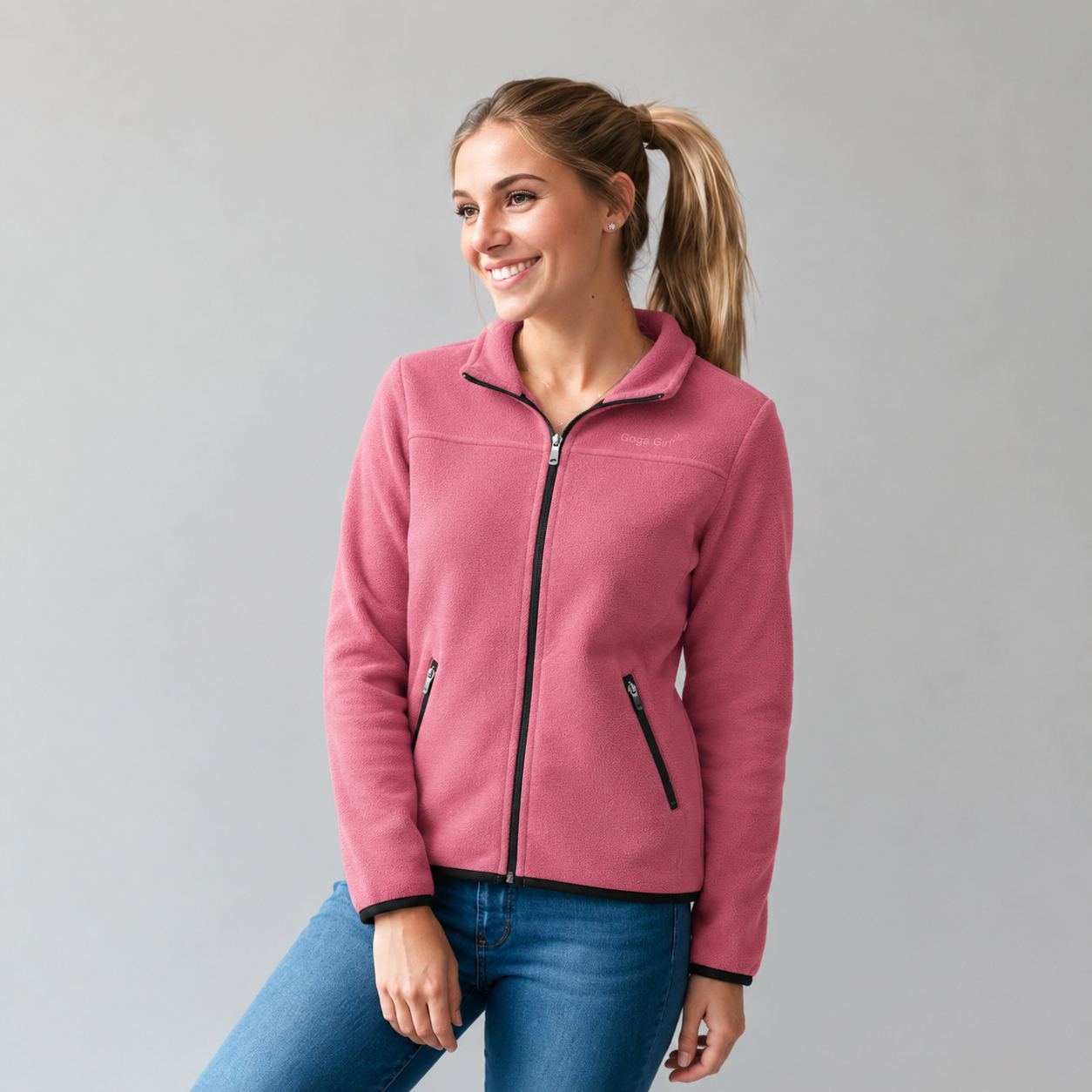 Sudadera polar para Mujer bordada Cuello alto con manga larga. bolsas frontales y cierre.