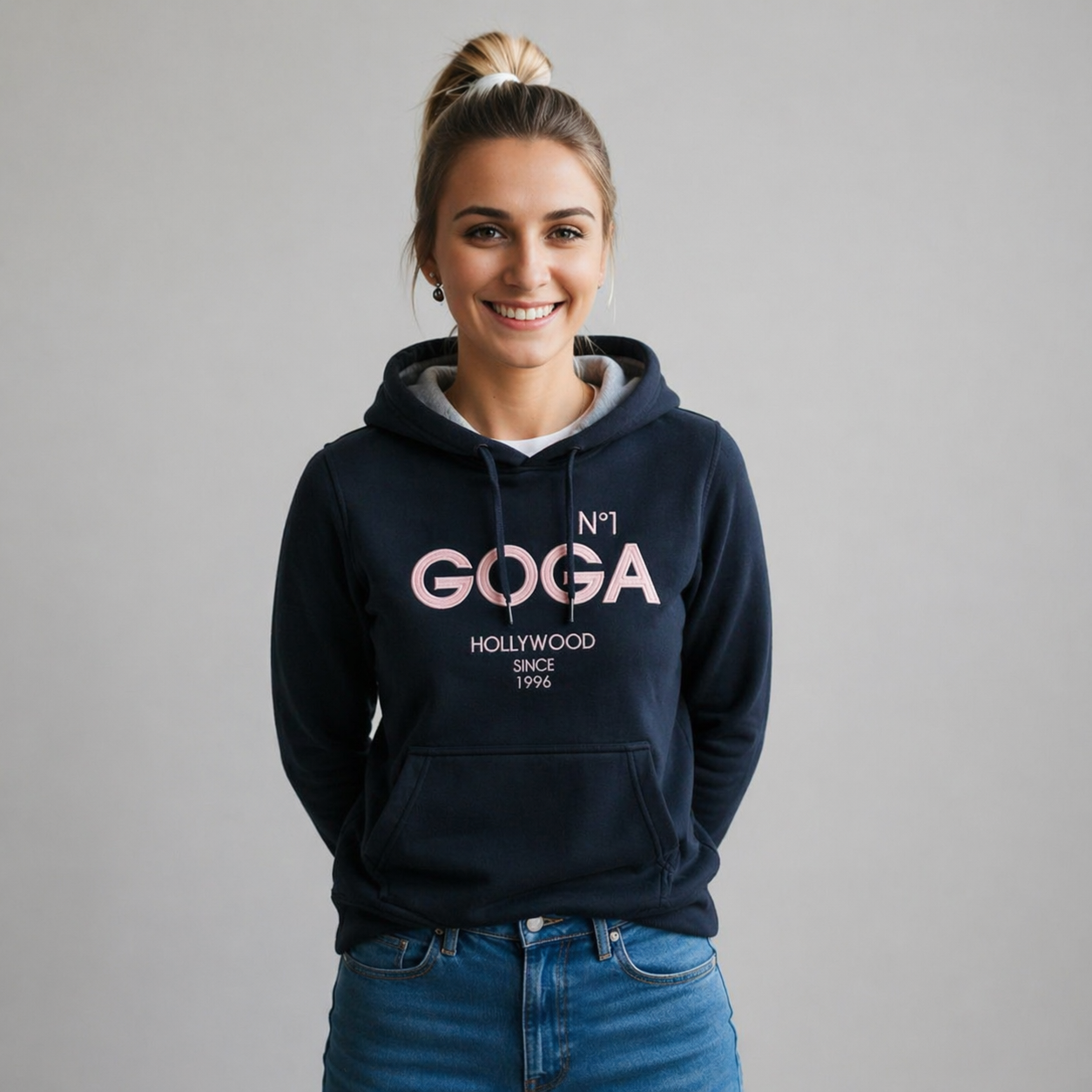 Sudadera polar Dama bordada con manga larga, capucha ajustable y bolsa frontal.