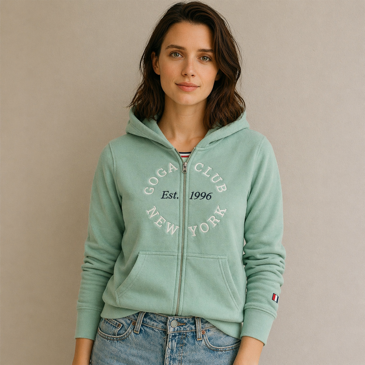 Sudadera polar para Mujer bordada, con manga larga, capucha,  bolsas frontales y cierre.