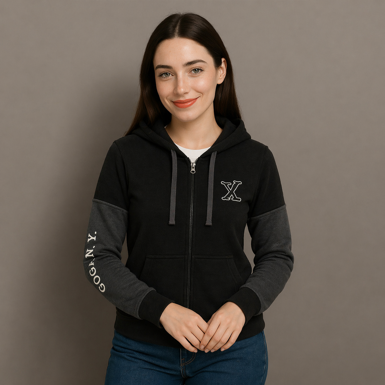 Sudadera polar para Mujer bordada, con manga larga, capucha,  bolsas frontales y cierre.