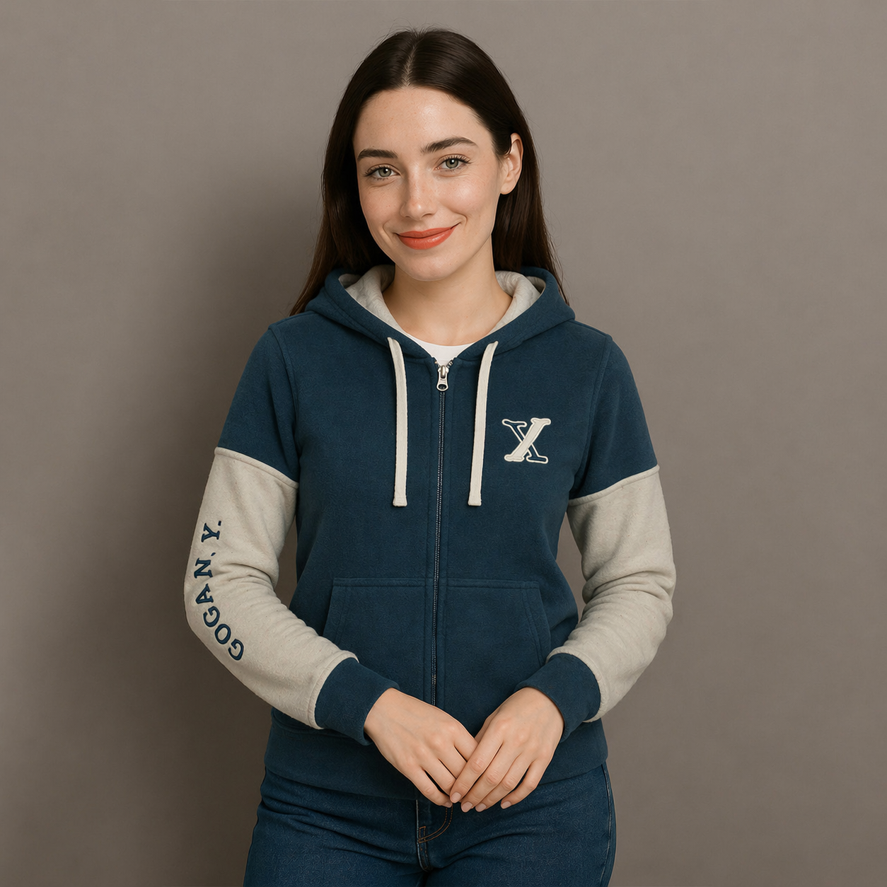 Sudadera polar para Mujer bordada, con manga larga, capucha,  bolsas frontales y cierre.