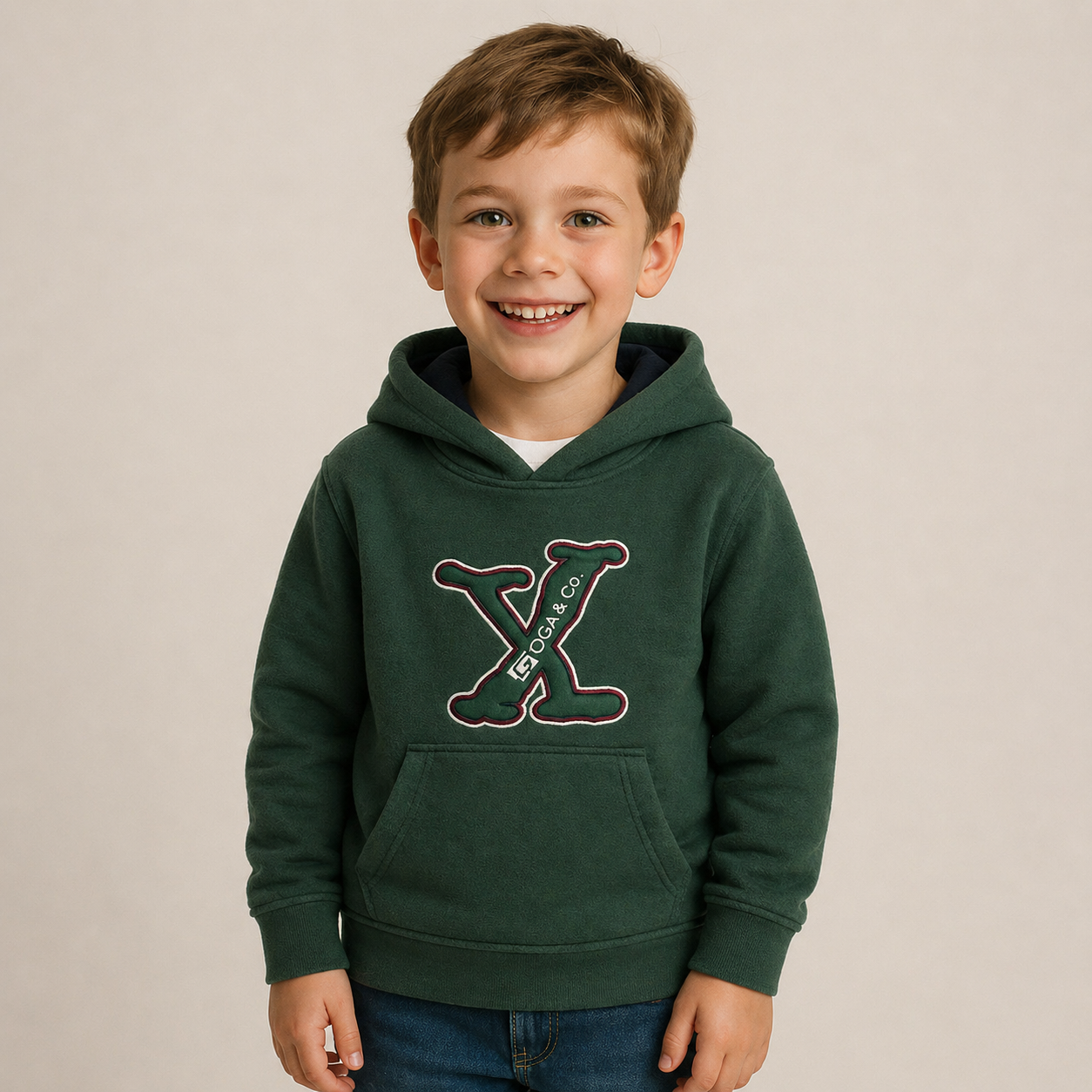 Sudadera polar bordada con manga larga, capucha ajustable, bolsa frontal.