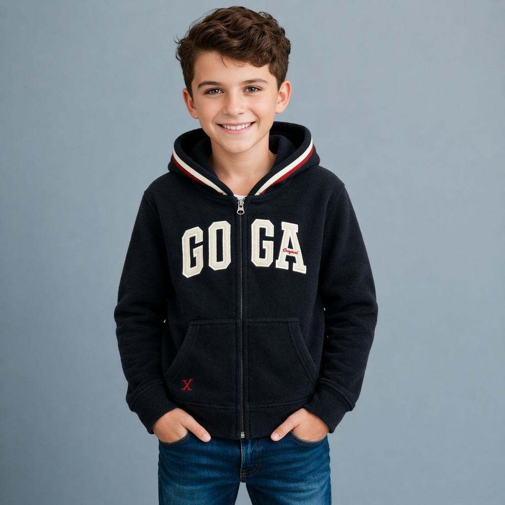 Sudadera polar para Niño bordada con manga larga, capucha ajustable, bolsas frontales y cierre.