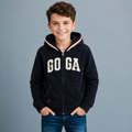 Sudadera polar para Niño bordada con manga larga, capucha ajustable, bolsas frontales y cierre.