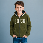 Sudadera polar para Niño bordada con manga larga, capucha ajustable, bolsas frontales y cierre.