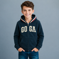 Sudadera polar para Niño bordada con manga larga, capucha ajustable, bolsas frontales y cierre.