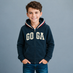 Sudadera polar para Niño bordada con manga larga, capucha ajustable, bolsas frontales y cierre.