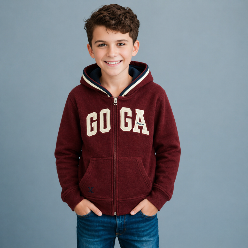 Sudadera polar para Niño bordada con manga larga, capucha ajustable, bolsas frontales y cierre.