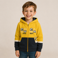 Sudadera polar para Niño bordada con manga larga, capucha ajustable, bolsas frontales y cierre.