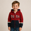 Sudadera polar para Niño bordada con manga larga, capucha ajustable, bolsas frontales y cierre.