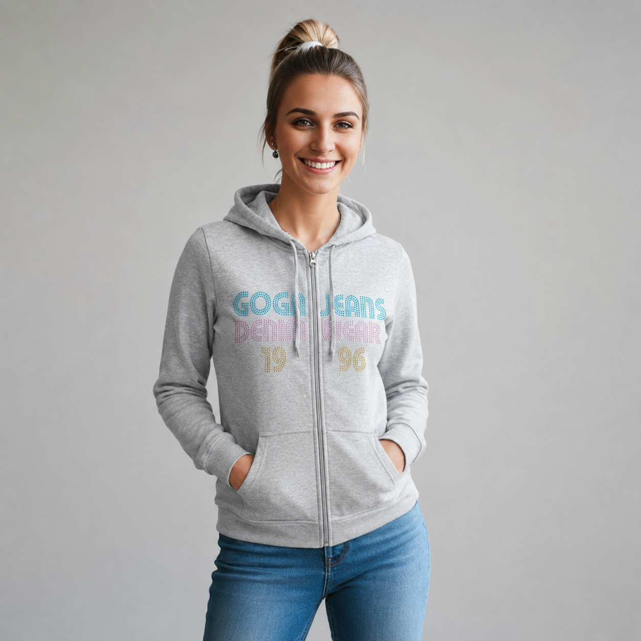 Sudadera felpa para Mujer con manga larga, capucha ajustable, bolsas frontales y cierre.