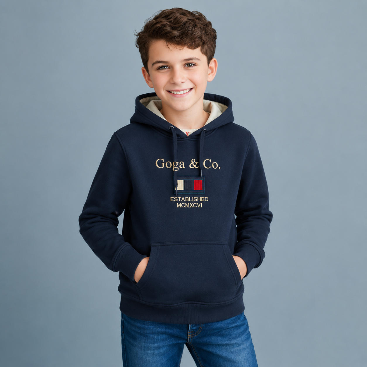 Sudadera felpa Niño bordada con manga larga, capucha ajustable, bolsas frontales.