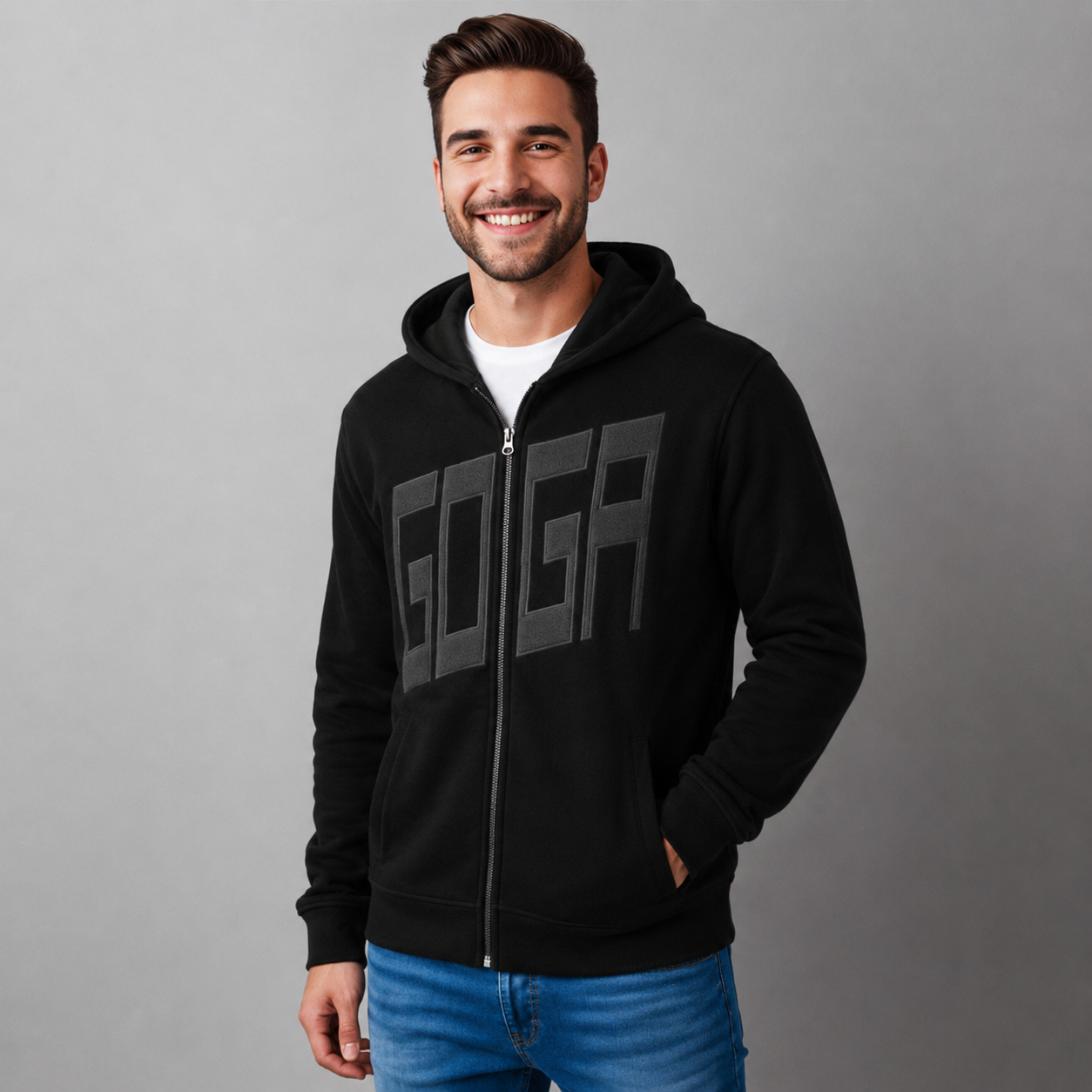 Sudadera polar para hombre, bordada con manga larga, bolsas frontales y cierre.