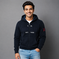 Sudadera polar para hombre, bordada con manga larga, bolsas frontales y cierre.