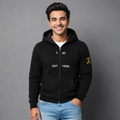 Sudadera polar para hombre, bordada con manga larga, bolsas frontales y cierre.