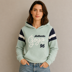 Sudadera polar Dama bordada con manga larga, capucha ajustable y bolsa frontal.