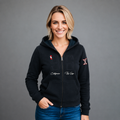 Sudadera polar para Mujer bordada, con manga larga y Cuello Alto. bolsas frontales y cierre.