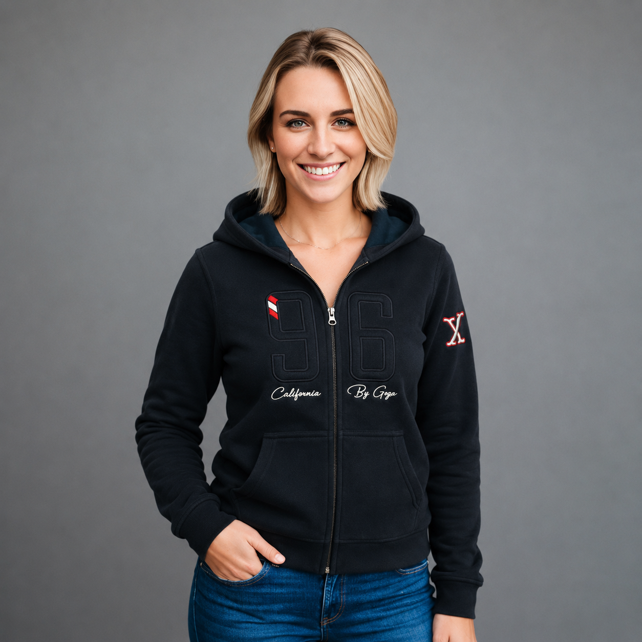 Sudadera polar para Mujer bordada, con manga larga y Cuello Alto. bolsas frontales y cierre.