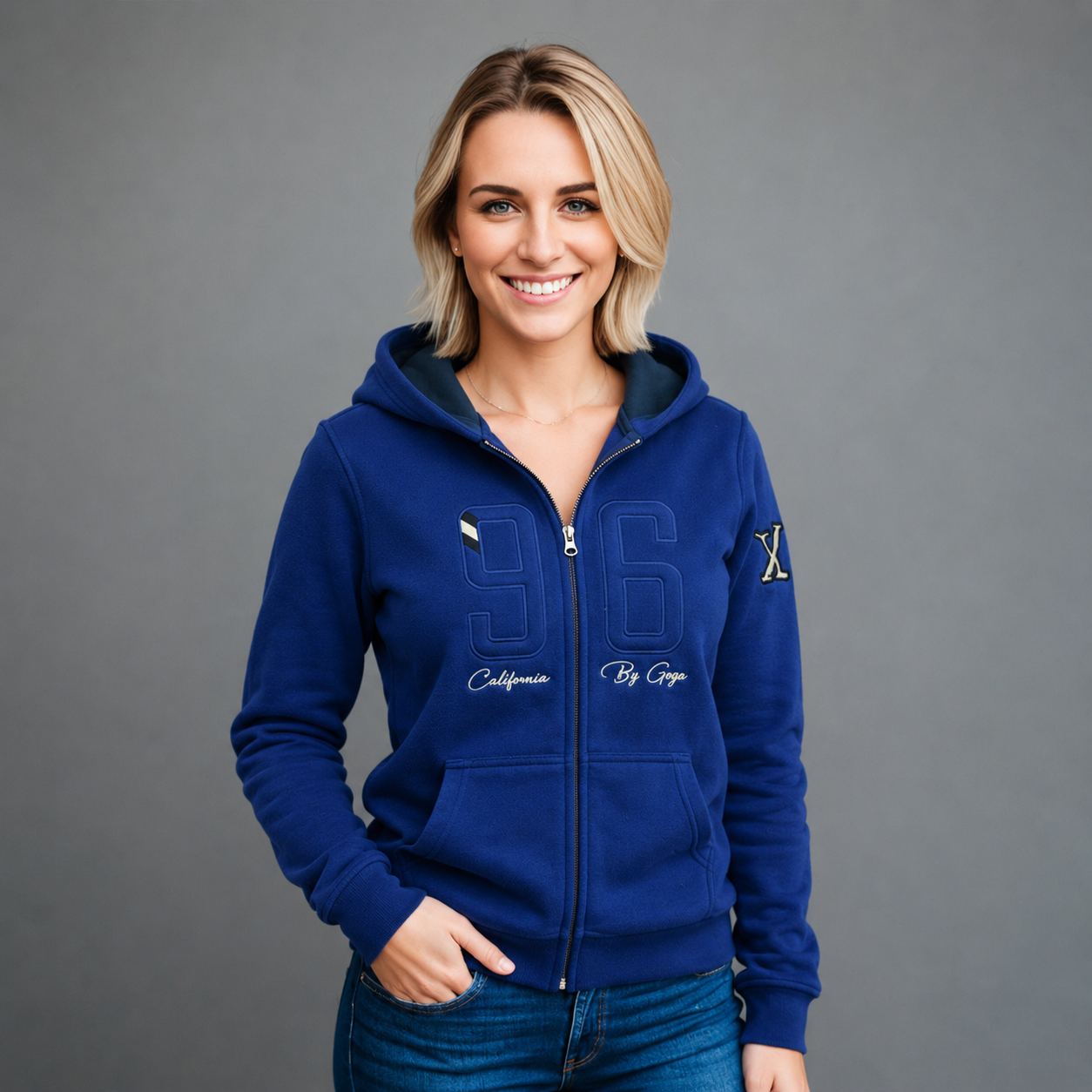 Sudadera polar para Mujer bordada, con manga larga y Cuello Alto. bolsas frontales y cierre.