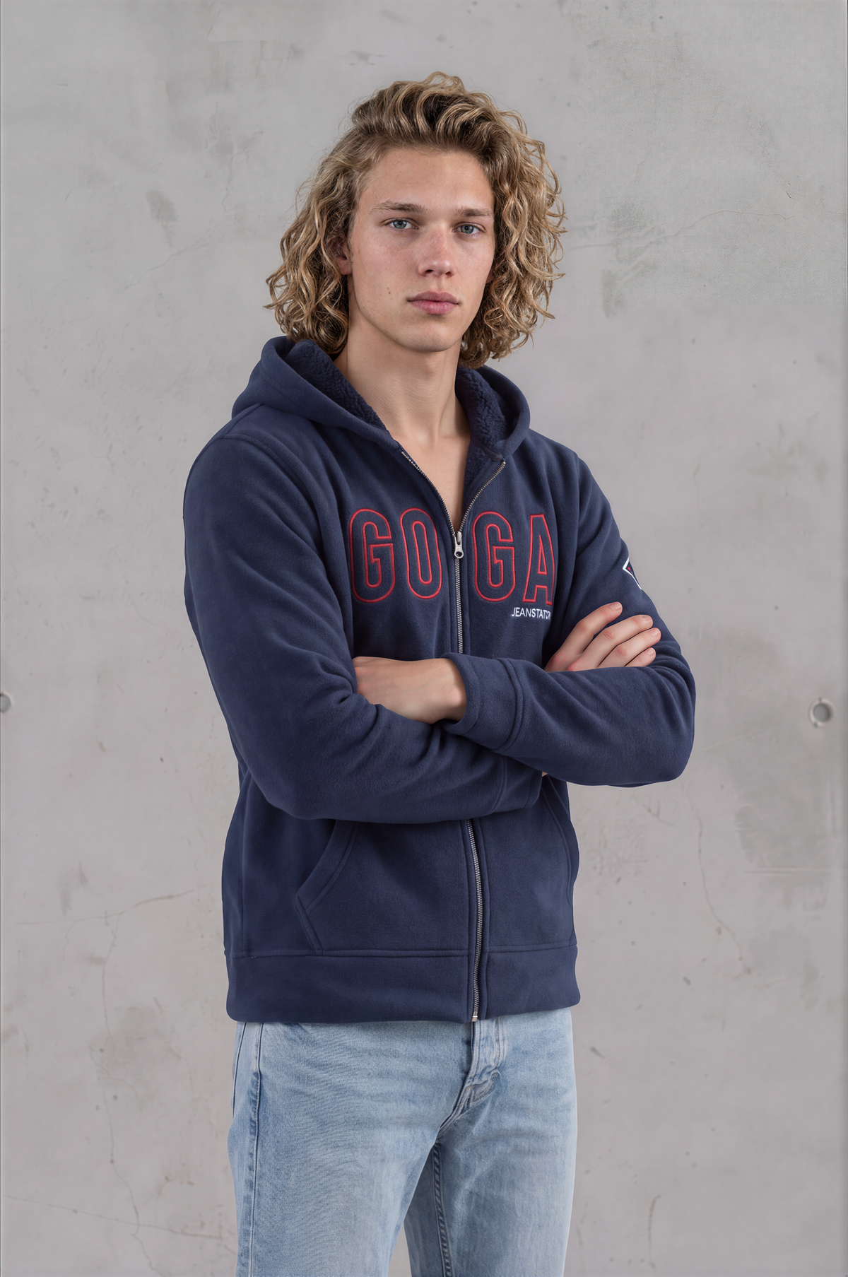 Sudadera sherpa para hombre, bordada, con capucha ajustable, bolsas frontales y cierre.