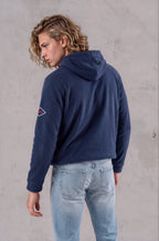 Sudadera sherpa para hombre, bordada, con capucha ajustable, bolsas frontales y cierre.