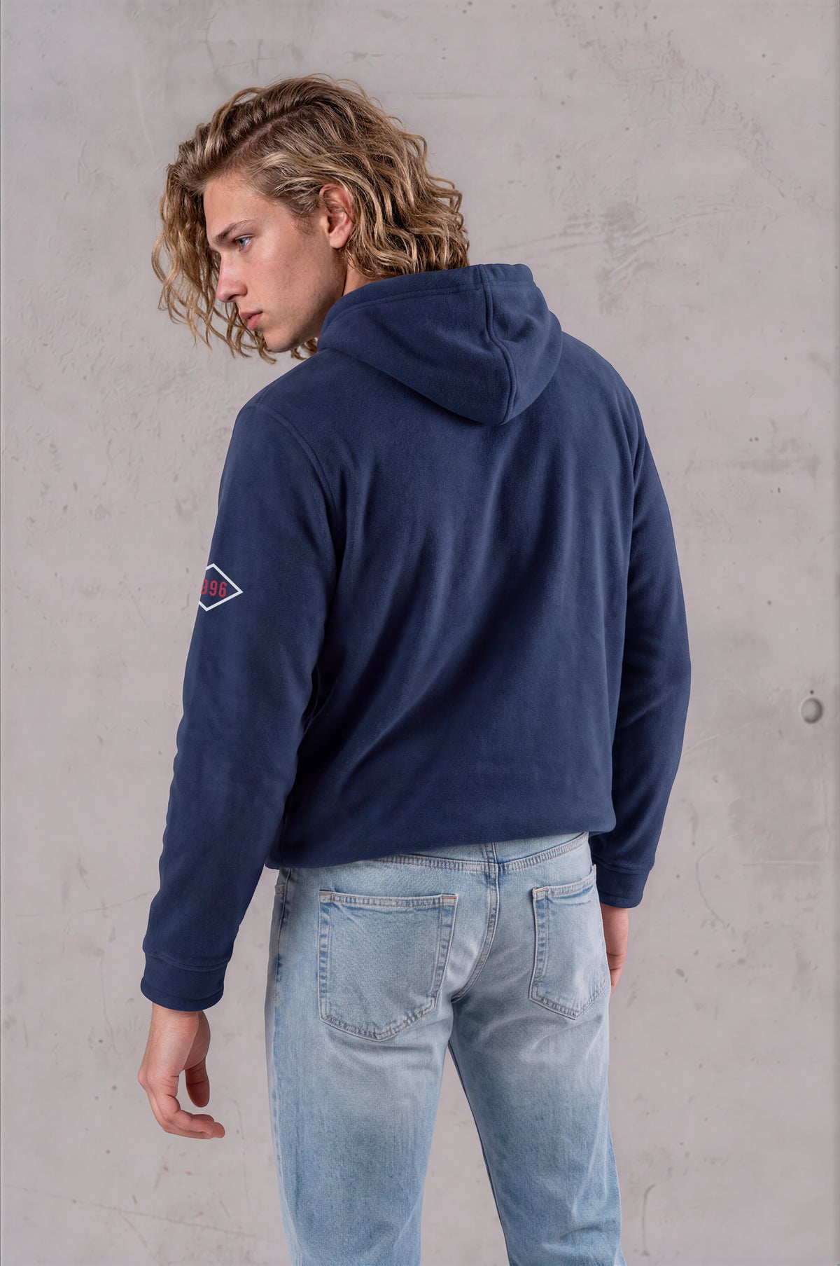 Sudadera sherpa para hombre, bordada, con capucha ajustable, bolsas frontales y cierre.