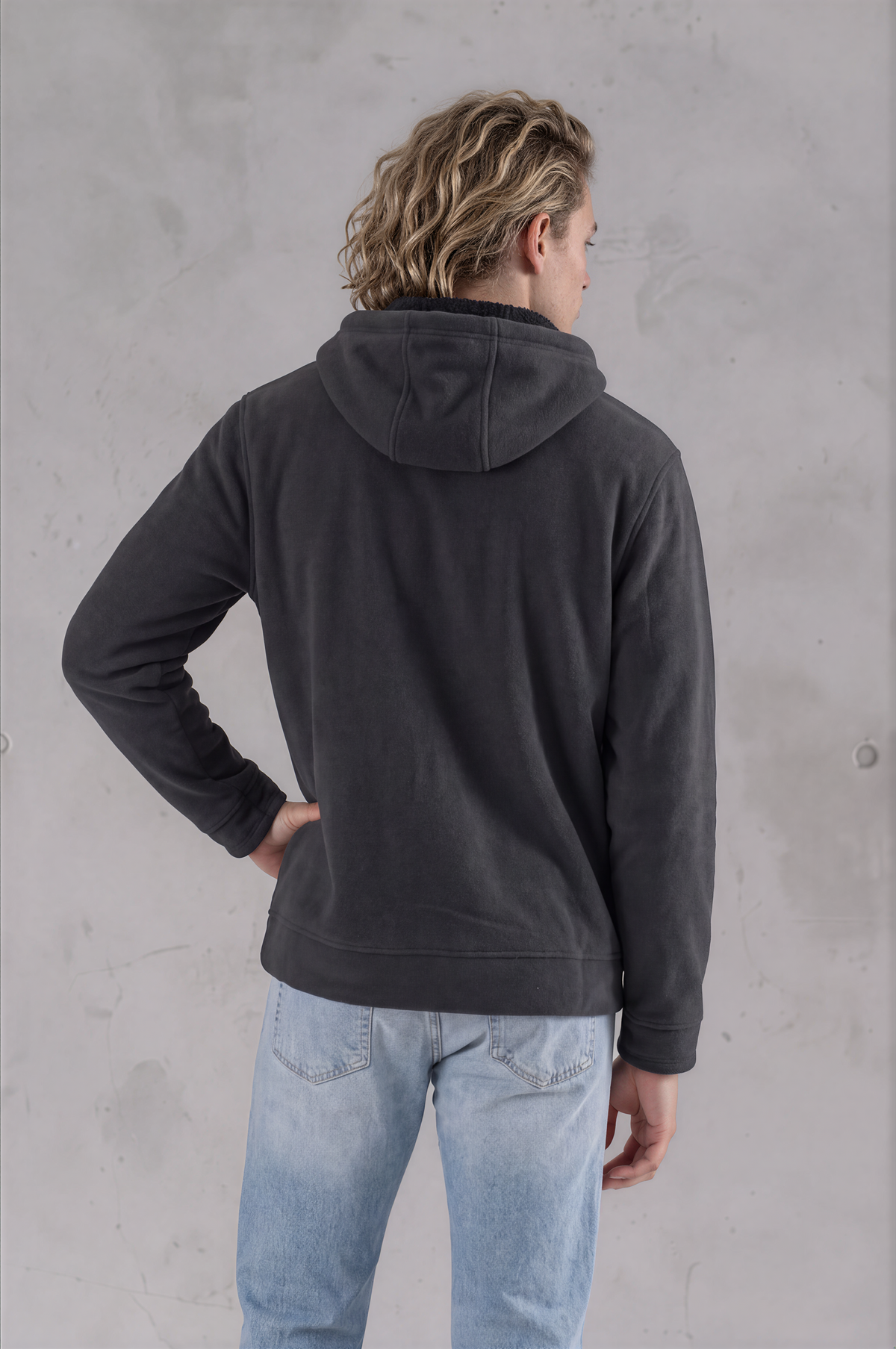 Sudadera sherpa para hombre, bordada, con capucha ajustable, bolsas frontales y cierre.