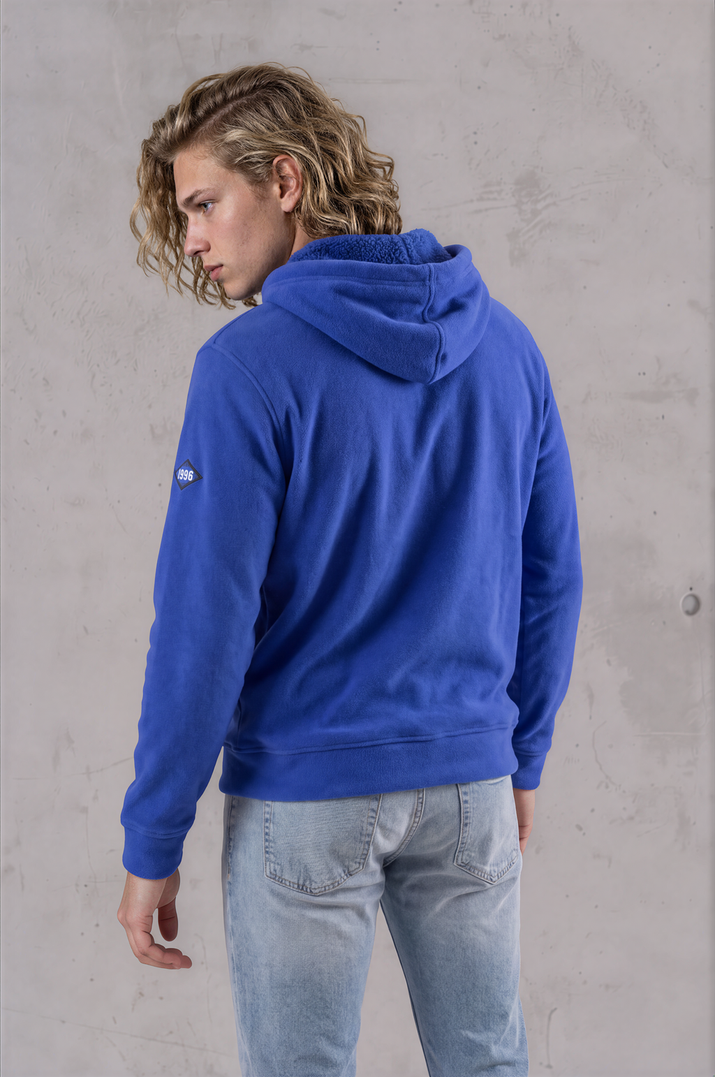 Sudadera sherpa para hombre, bordada, con capucha ajustable, bolsas frontales y cierre.