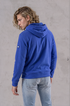 Sudadera sherpa para hombre, bordada, con capucha ajustable, bolsas frontales y cierre.