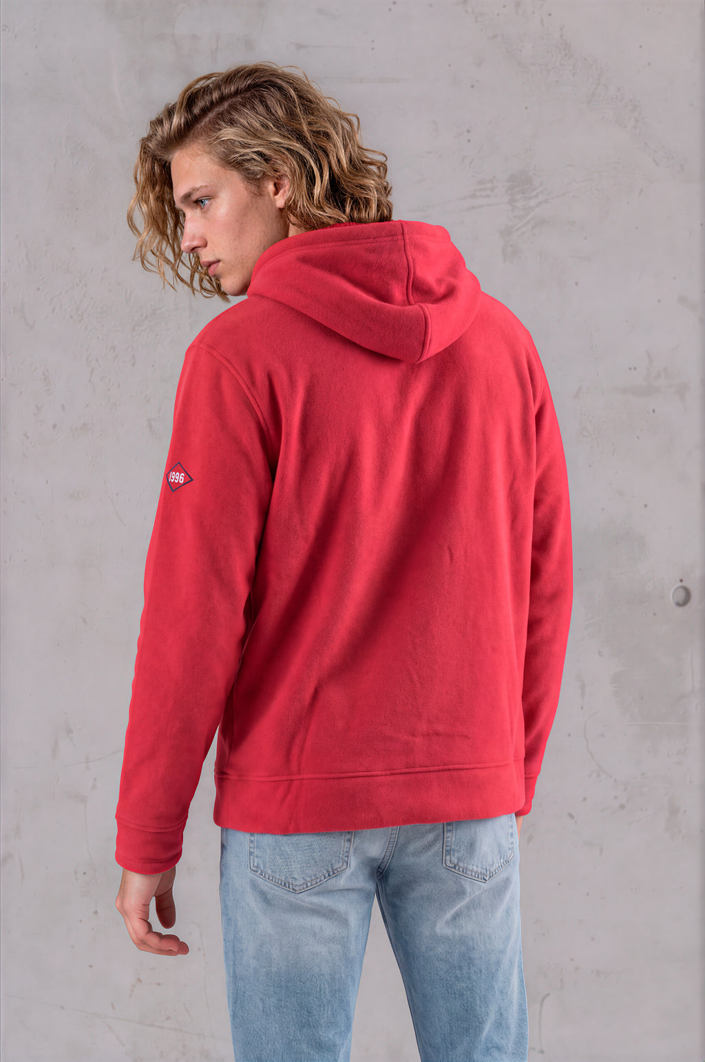 Sudadera sherpa para hombre, bordada, con capucha ajustable, bolsas frontales y cierre.