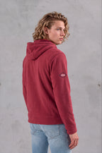 Sudadera sherpa para hombre, bordada, con capucha ajustable, bolsas frontales y cierre.