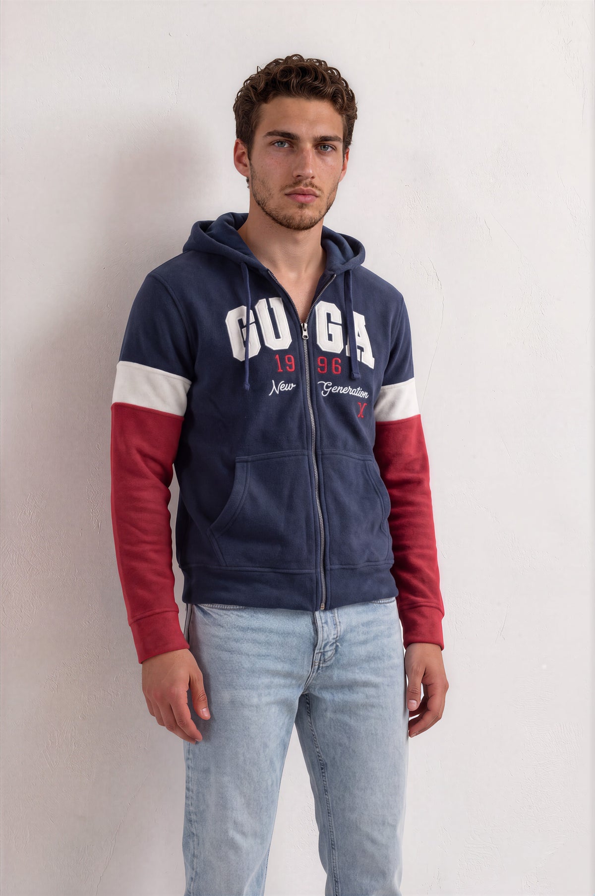 Sudadera polar para hombre, bordada con manga larga, bolsas frontales y cierre.