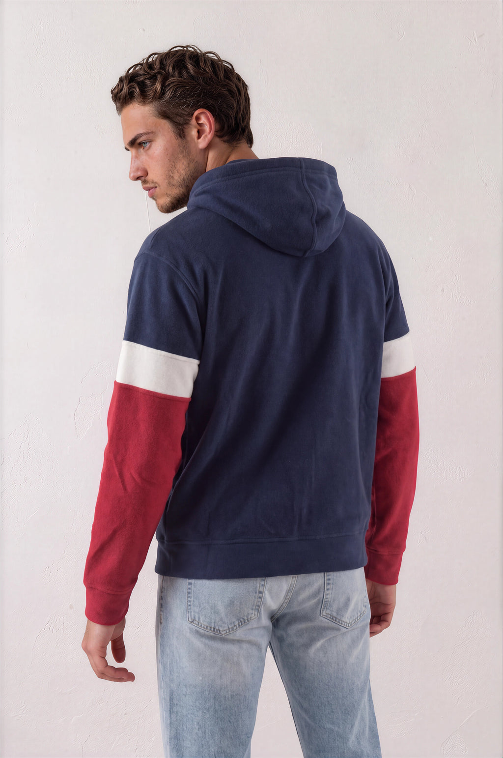 Sudadera polar para hombre, bordada con manga larga, bolsas frontales y cierre.