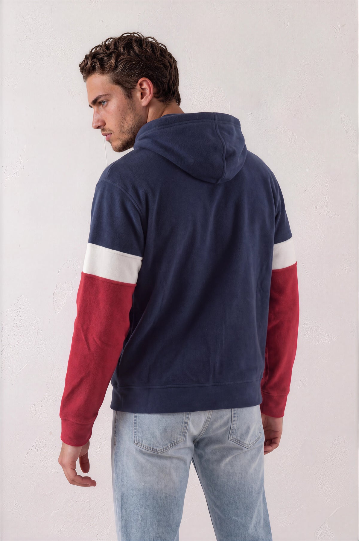 Sudadera polar para hombre, bordada con manga larga, bolsas frontales y cierre.