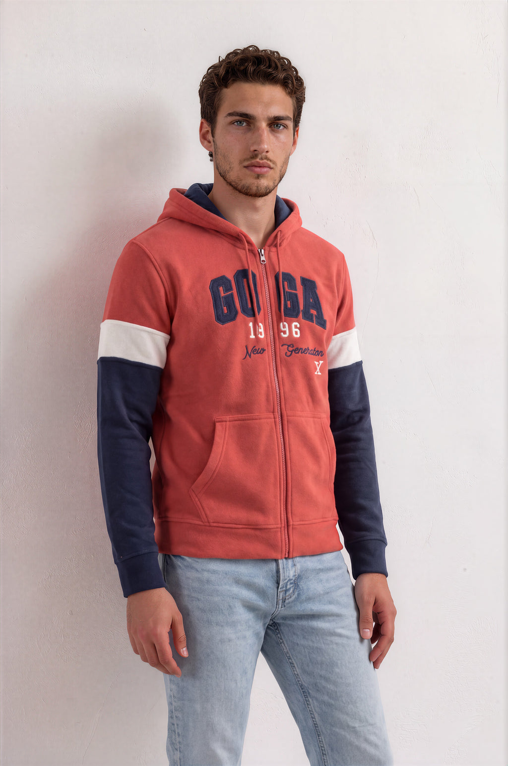 Sudadera polar para hombre, bordada con manga larga, bolsas frontales y cierre.