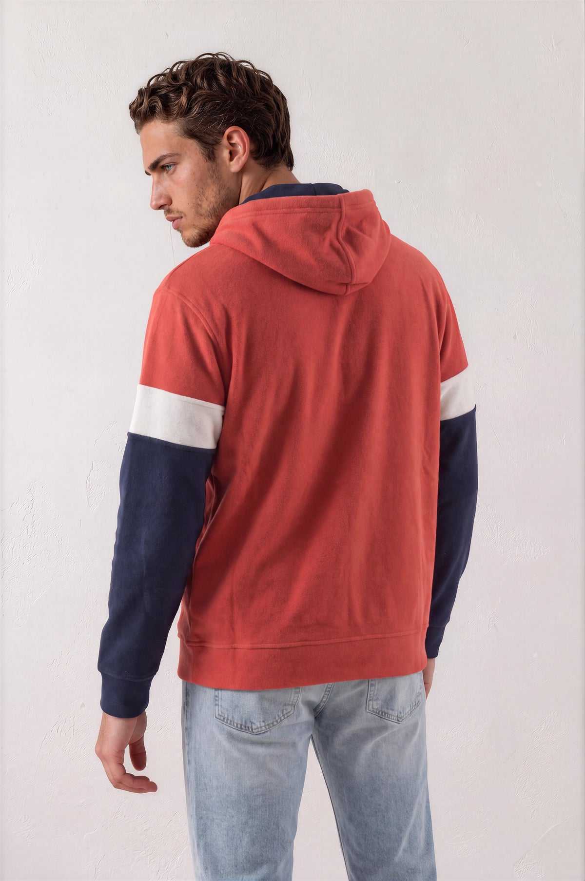 Sudadera polar para hombre, bordada con manga larga, bolsas frontales y cierre.
