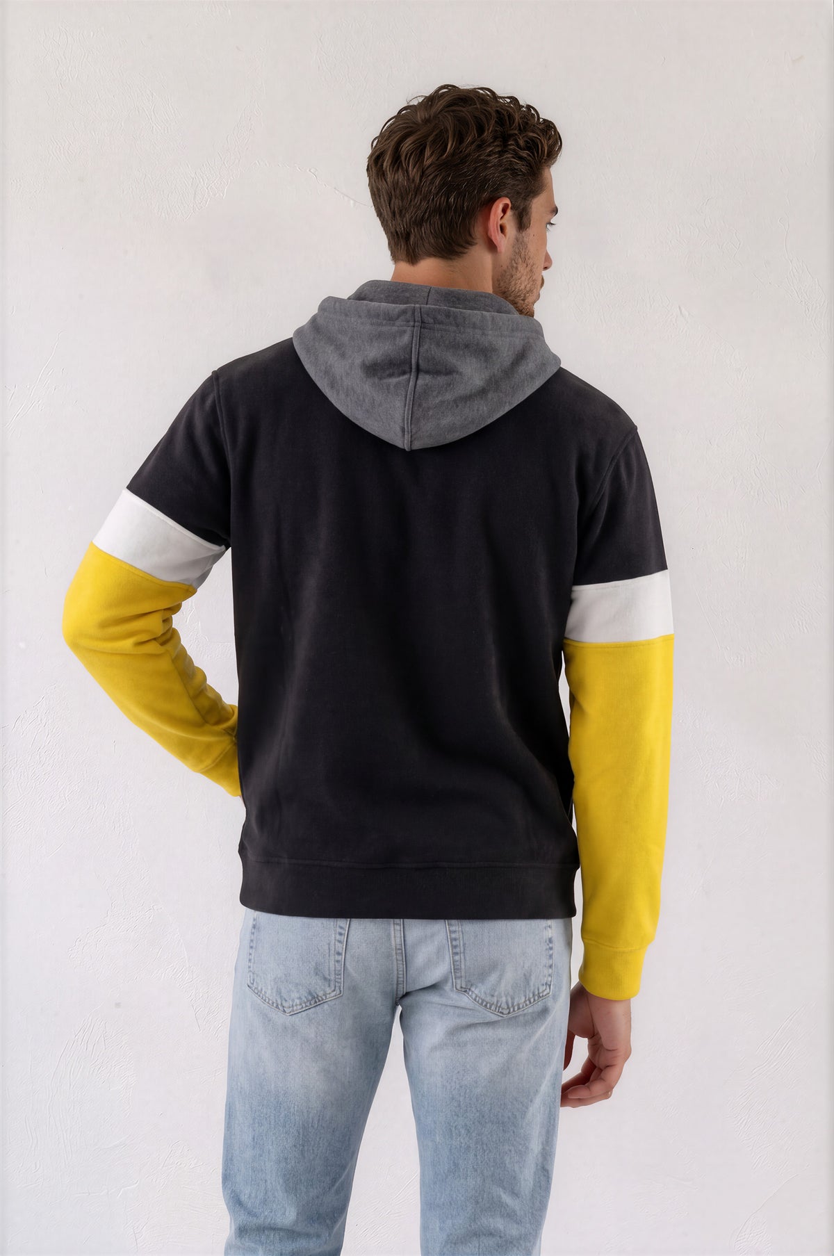 Sudadera polar para hombre, bordada con manga larga, bolsas frontales y cierre.
