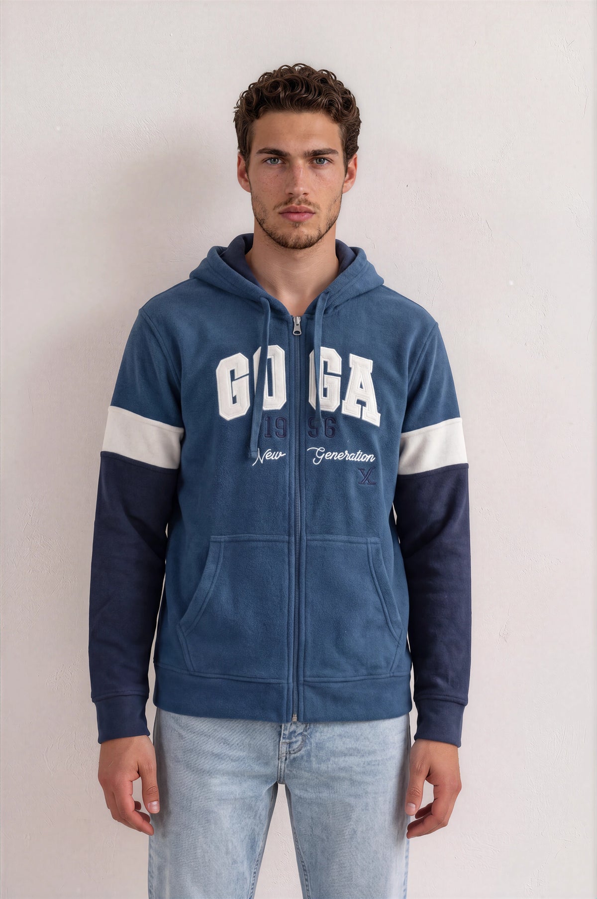 Sudadera polar para hombre, bordada con manga larga, bolsas frontales y cierre.
