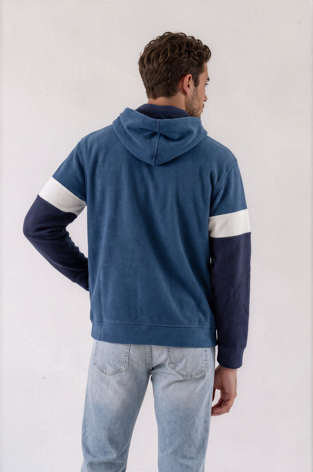 Sudadera polar para hombre, bordada con manga larga, bolsas frontales y cierre.
