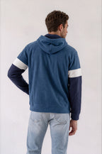 Sudadera polar para hombre, bordada con manga larga, bolsas frontales y cierre.
