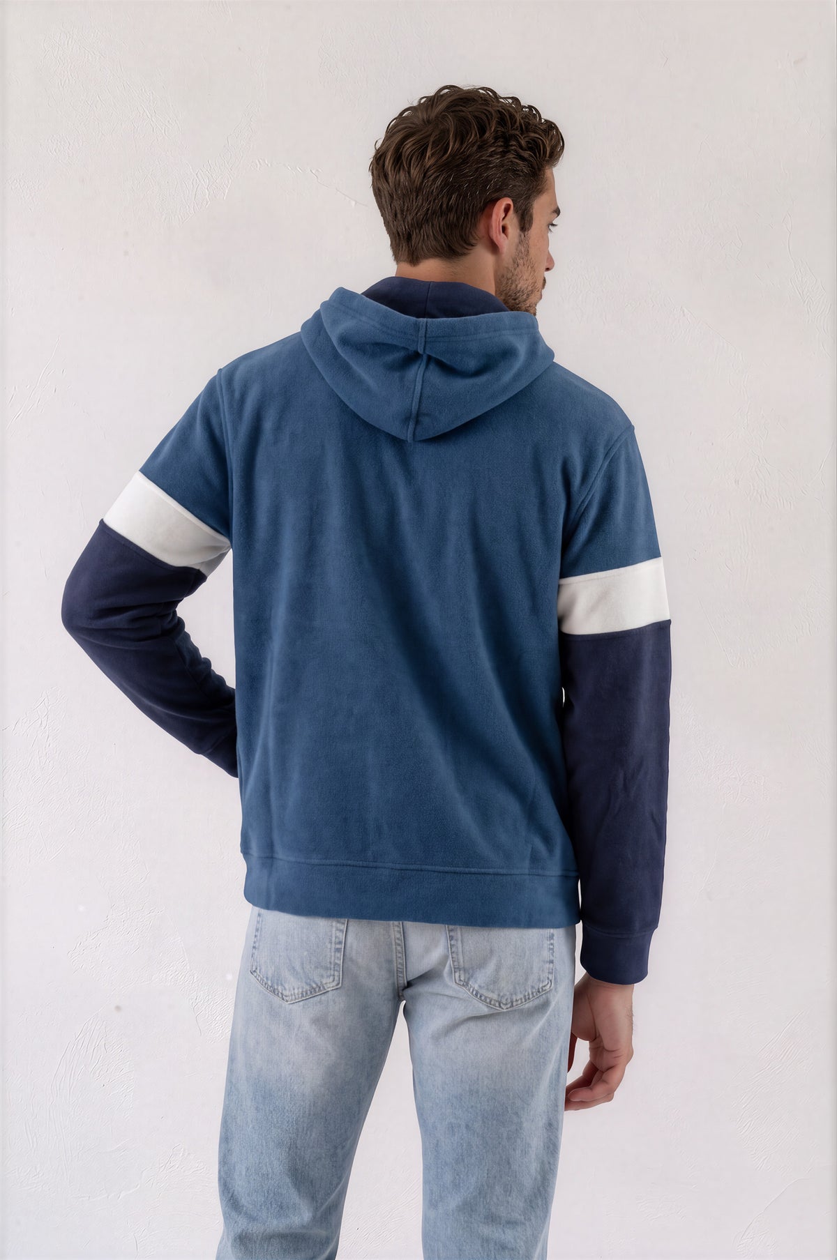 Sudadera polar para hombre, bordada con manga larga, bolsas frontales y cierre.