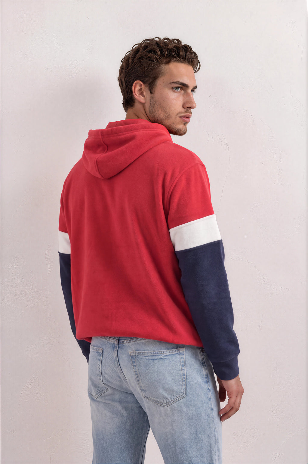 Sudadera polar para hombre, bordada con manga larga, bolsas frontales y cierre.