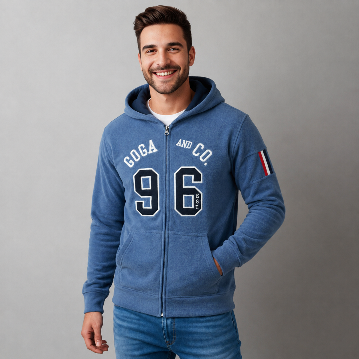 Sudadera polar para hombre, bordada con manga larga, bolsas frontales y cierre.